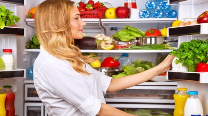 Saiba como organizar a geladeira com cinco dicas práticas