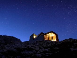 Casa moderna abriga alpinistas nas montanhas