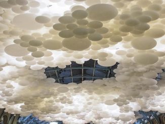 Covent Garden ganha nuvem com 100 mil balões iluminados