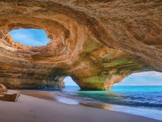 Desbrave a costa de Algarve em Portugal