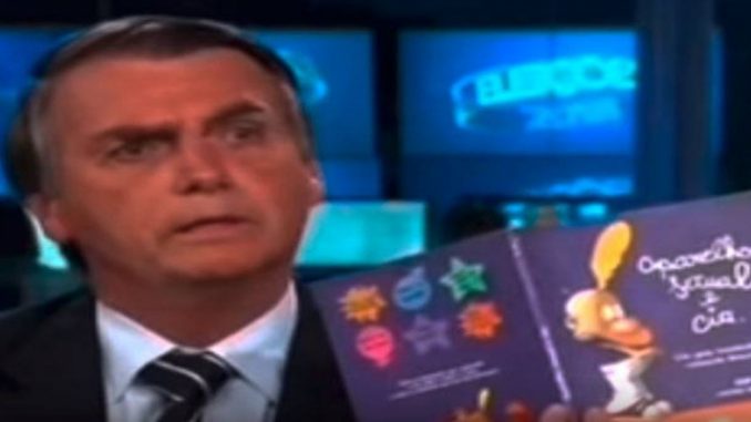 Livro de educação sexual criticado por Bolsonaro volta às livrarias 