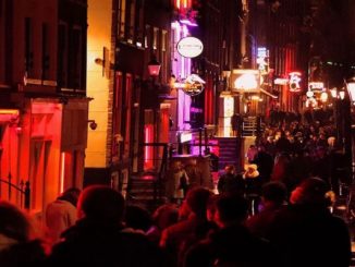 Amsterdã proíbe tours guiados no Bairro da Luz Vermelha