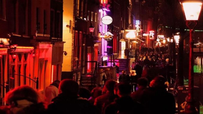 Amsterdã proíbe tours guiados no Bairro da Luz Vermelha 
