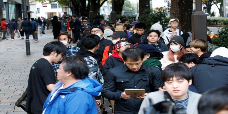 Consumidores fazem fila para comprar novo iPhone em Tóquio, no Japão em 2017 — Foto: Toru Hanai/Reuters