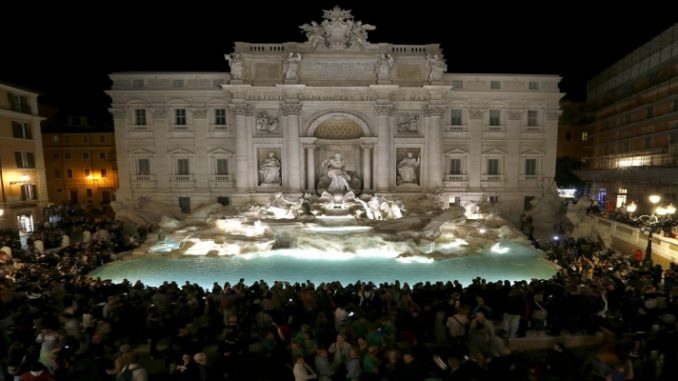 Fontana di Trevi: prefeitura de Roma e Igreja brigam por milhões em moedas jogados na fonte por turistas 