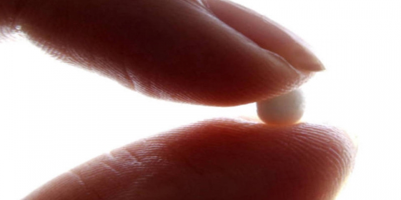 Mulher segura pílula anticoncepcional   remédios