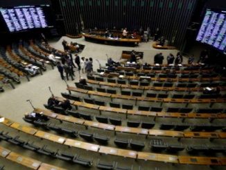Parlamentares tentam atrasar comissão para discutir reforma