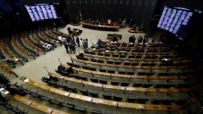 Parlamentares tentam atrasar comissão para discutir reforma 