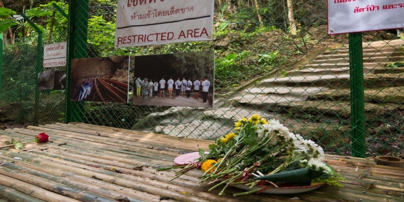 A entrada do complexo de cavernas Tham Luang agora está fechada — Foto: BBC