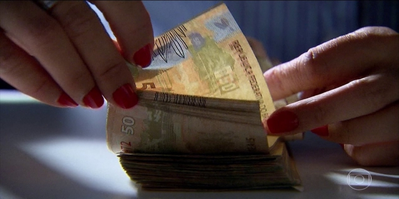 Apenas metade dos brasileiros que conseguem guardar dinheiro investem