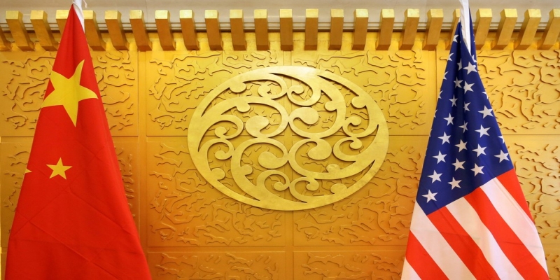 Bandeiras da China e dos Estados Unidos em imagem de arquivo de encontro diplomático — Foto: Jason Lee/Reuters