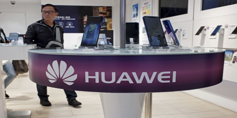 Celulares da Huawei são exibidos em uma loja de serviços de telecomunicações em Hong Kong — Foto: Kin Cheung/AP