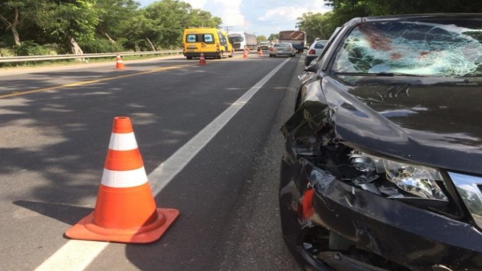 Ciclista morre atropelado por carro na BR 101, em Campos, no RJ 