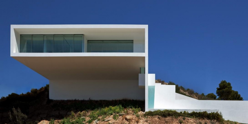 Arquitetura de casa moderna construindo no penhasco da montanha