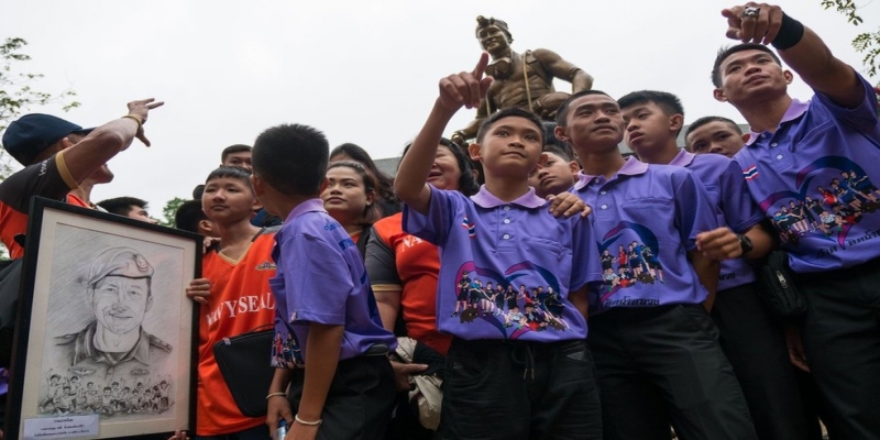 Os meninos resgatados visitaram o memorial dedicado a Saman Gunan neste mês — Foto: BBC