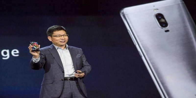 Richard Yu, presidente executivo da Huawei, apresenta o Mate 9. — Foto: Divulgação/Huawei