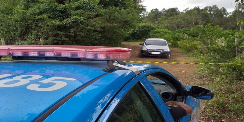 Segundo a Polícia Militar, a vítima estava perto de um carro na Estrada do Barro Branco — Foto: Alice Sousa/Inter TV