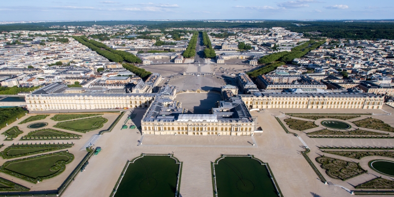 Vista do Château de Versailles e o eixo irradiando do castelo. 