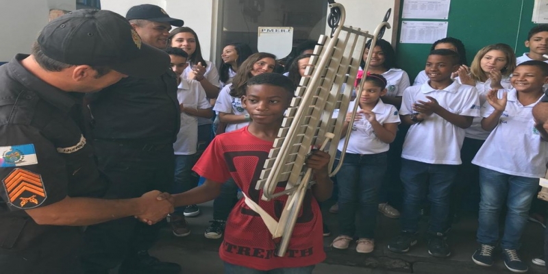 Amor do menino pela música sensibilizou o policial  — Foto: Divulgação/Polícia Militar