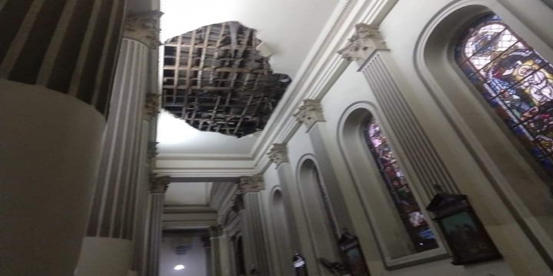 Buraco na igreja tem aproximadamente dois metros  — Foto: Diego Machado/Rádio Absoluta