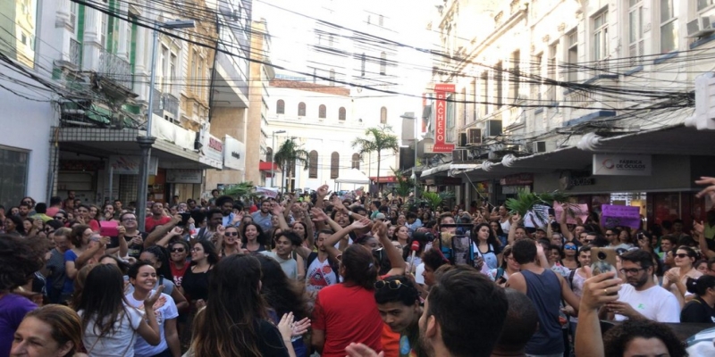 CAMPOS DOS GOYTACAZES, 16H: Manifestantes se reúnem no Centro nesta quinta feira (30) — Foto: Letícia Almeida/JPT