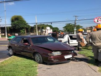 Carro tem parte da frente destruída em acidente com criança e outros três feridos em Campos, no RJ
