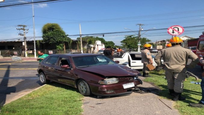 Carro tem parte da frente destruída em acidente com criança e outros três feridos em Campos, no RJ 