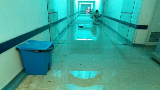 Chuva alaga corredor de hospital em Campos, no RJ 