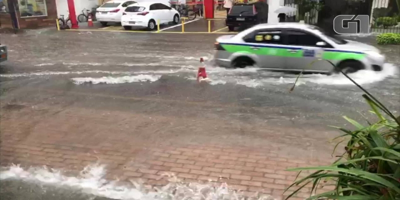 Chuva alagou a Avenida Pelinca nesta sexta feira (17), em Campos
