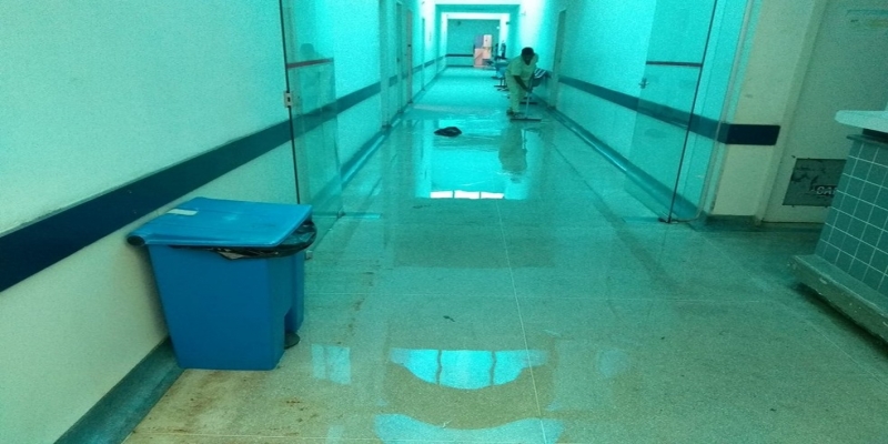 Chuva alagou corredor do HGG na manhã desta quarta feira — Foto: Divulgação/Internauta