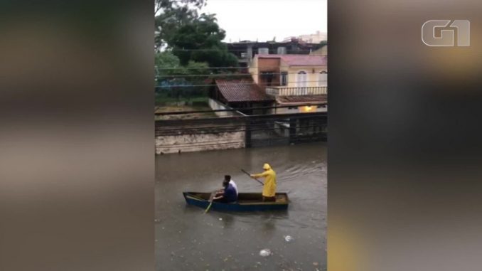 Chuva causa alagamentos em Campos, RJ, e moradores chegam a usar canoa em rua do Centro 