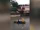 Chuva causa alagamentos em Campos, RJ, e moradores chegam a usar canoa em rua do Centro