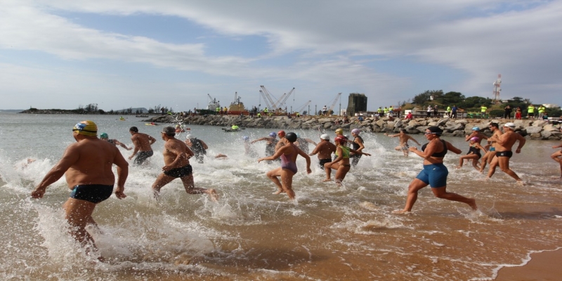 Competição de natação em águas abertas será realizada em Macaé, RJ, no domingo (19) — Foto: Guga Malheiros / Secretaria de Comunicação de Macaé