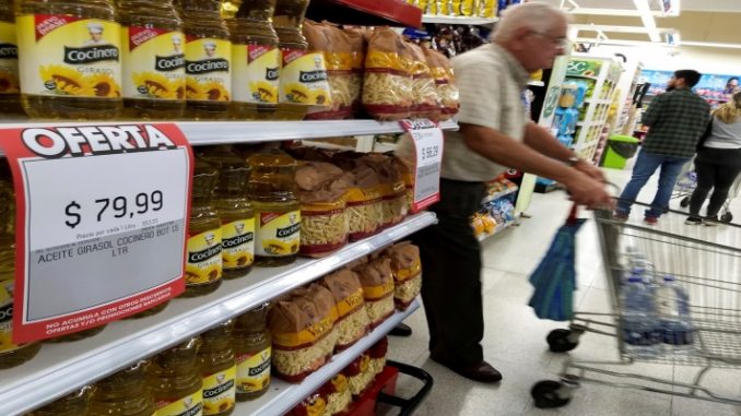 Crise na Argentina: por que é preciso ir a 3 supermercados para comprar um produto 
