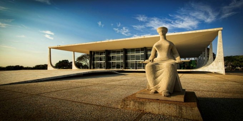 Escultura A Justiça obra de Alfredo Ceschiatti de 1961 diante do STF Supremo Tribunal Federal – sede do Poder Judiciário