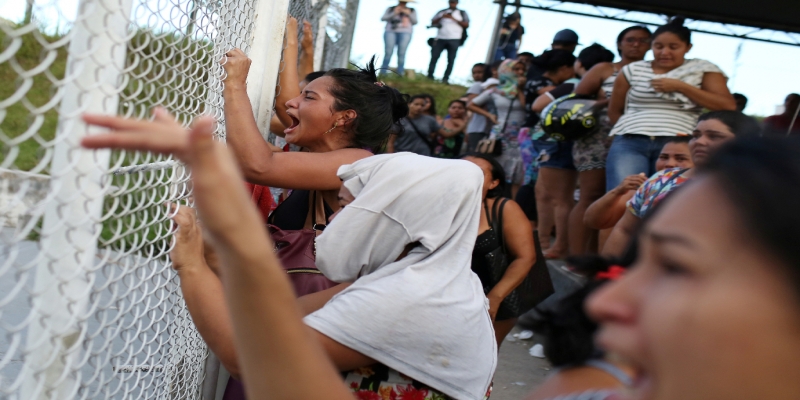 FAMILIARES EM MANAUS: briga dentro de facção poderia estar por trás das mortes / Bruno Kelly/Reuters
