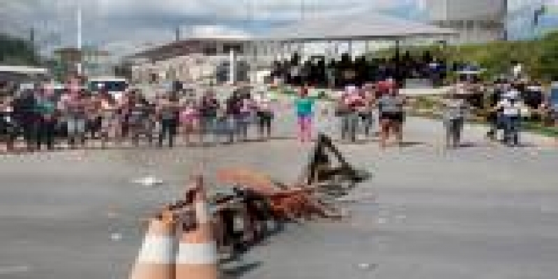 Familiares fazem barricada após assassinatos em presídio de Manaus