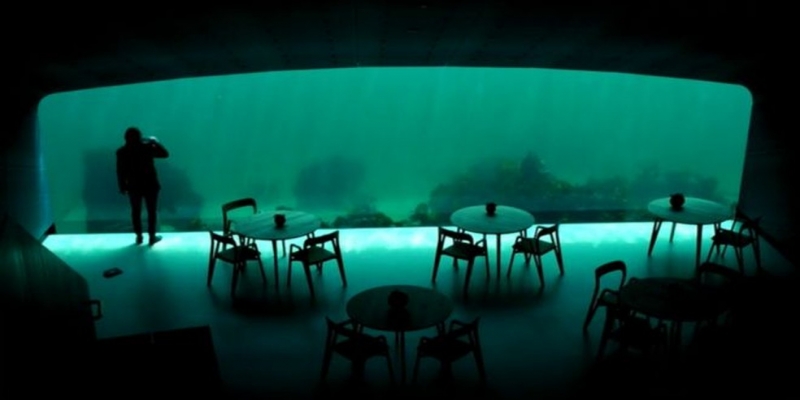 Inaugurado em março, o restaurante Under é o primeiro restaurante submerso da Europa — Foto: BBC