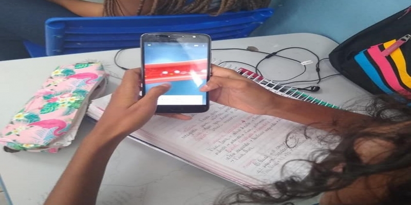 Marcelle utiliza um aplicativo instalado nos aparelhos de telefone celular dos alunos — Foto: Divulgação/Seeduc