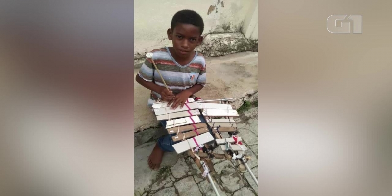 Menino de São Fidélis, RJ, criou o instrumento com cabo de vassoura e pedaços de azulejos