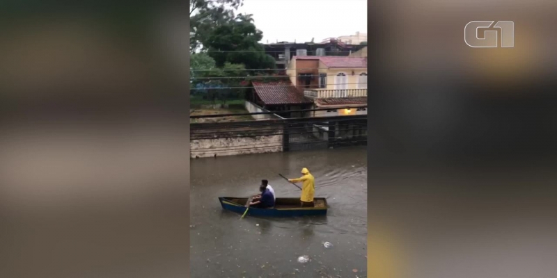 Moradores usaram barco na Rua Edmundo Chagas, no Centro de Campos, no RJ