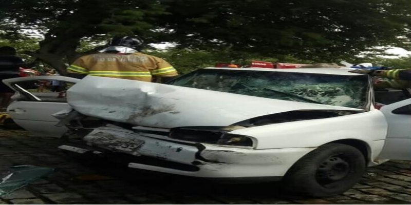 Oito pessoas ficaram feridas em uma colisão frontal envolvendo dois carros na manhã deste domingo (19) em Campos — Foto: Divulgação/Internauta
