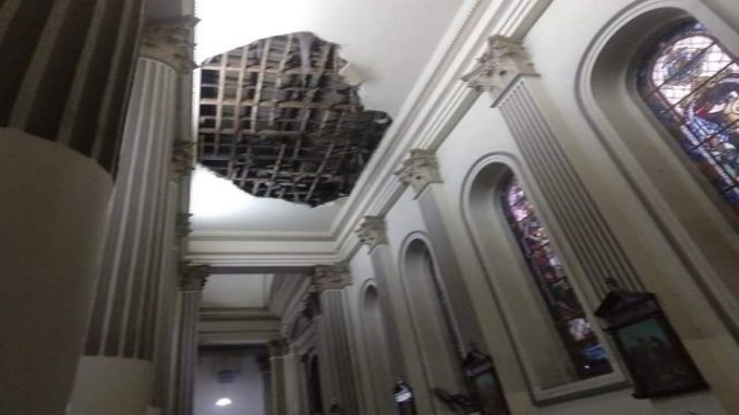 Parte do teto da Catedral de Campos, RJ, cai após forte chuva 