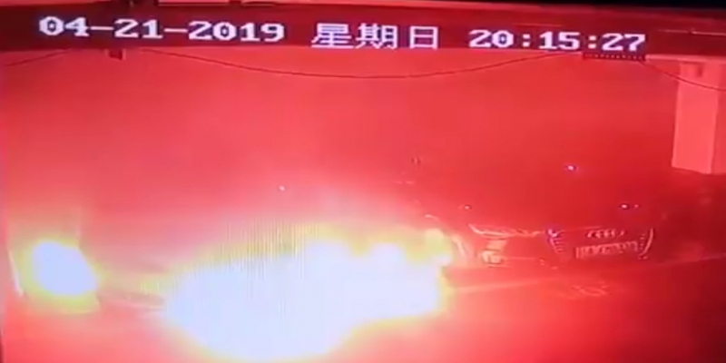 Vídeo mostra suposto incêndio de carro da Tesla na China — Foto: Reprodução/Twitter