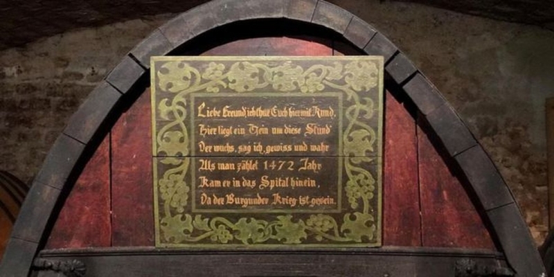 A adega abriga o que é conhecido como o vinho branco mantido em barril mais antigo do mundo, que data de 1472 — Foto: Melissa Banigan/BBC