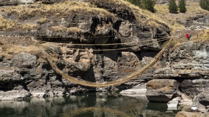 A ponte de capim construída pelos incas que ainda é refeita todos os anos 