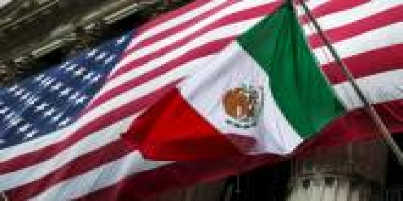 Bandeiras do México e dos EUA na frente da bolsa de Nova York (New York Stock Exchange) nos Estados Unidos