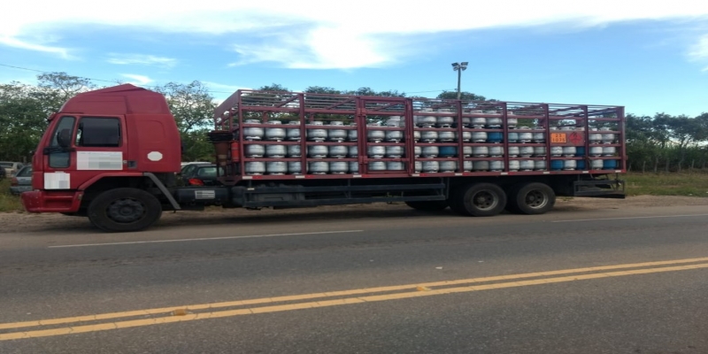 Carga de botijões de gás era transportada sem licença do Inea, em São Francisco de Itabapoana, no RJ — Foto: BPRV/Divulgação