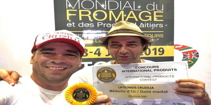 Carlos Almeia e Luiz Sérgio comemoram premiação de queijos na França — Foto: Queijos Cruzília