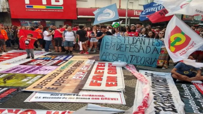 Centenas de manifestantes fazem novo protesto contra a reforma da Previdência em Campos, no RJ 